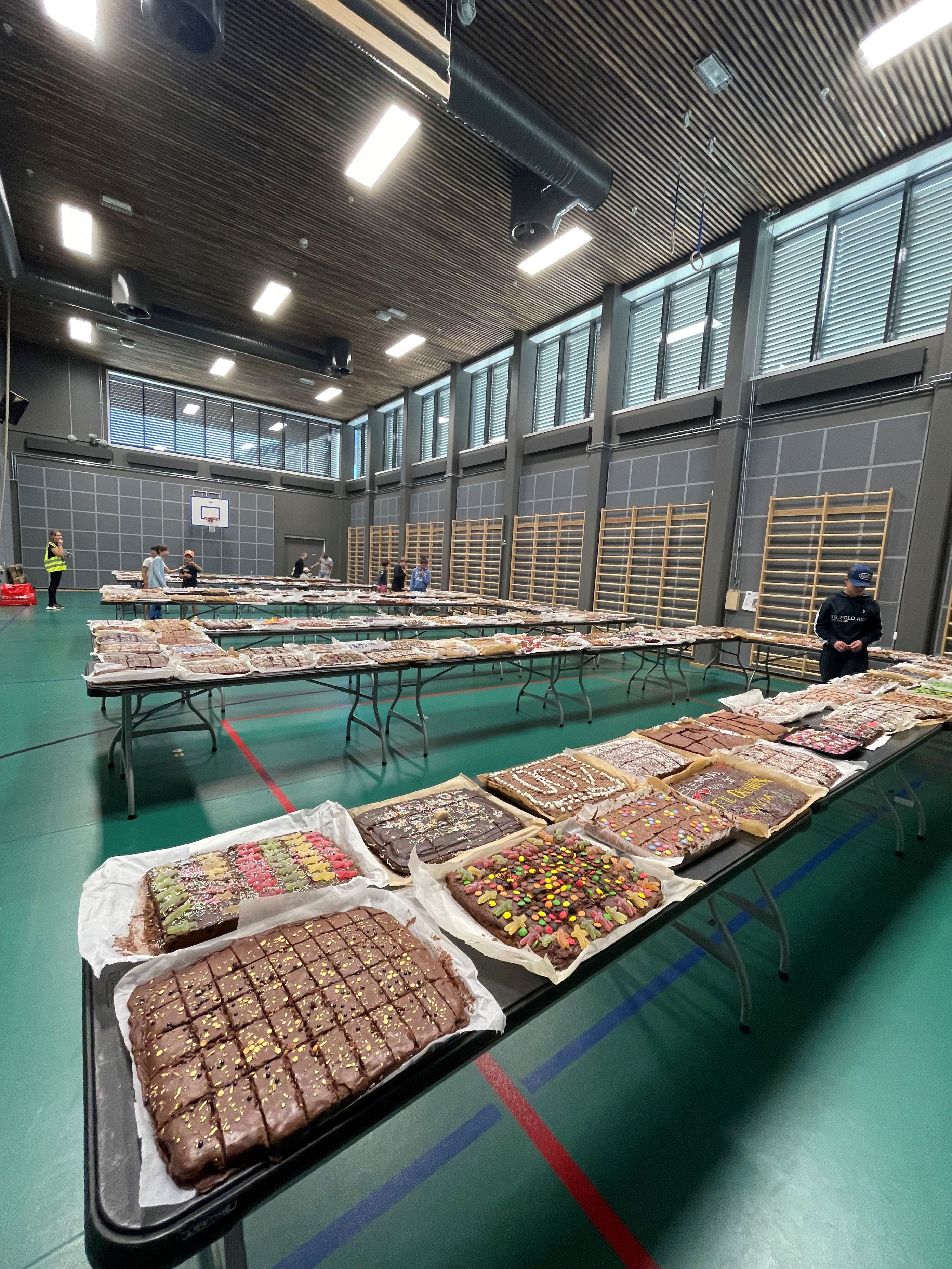 Foto: 100 meter med kake i anledning 100-årsfeiring Lars Rasmussen