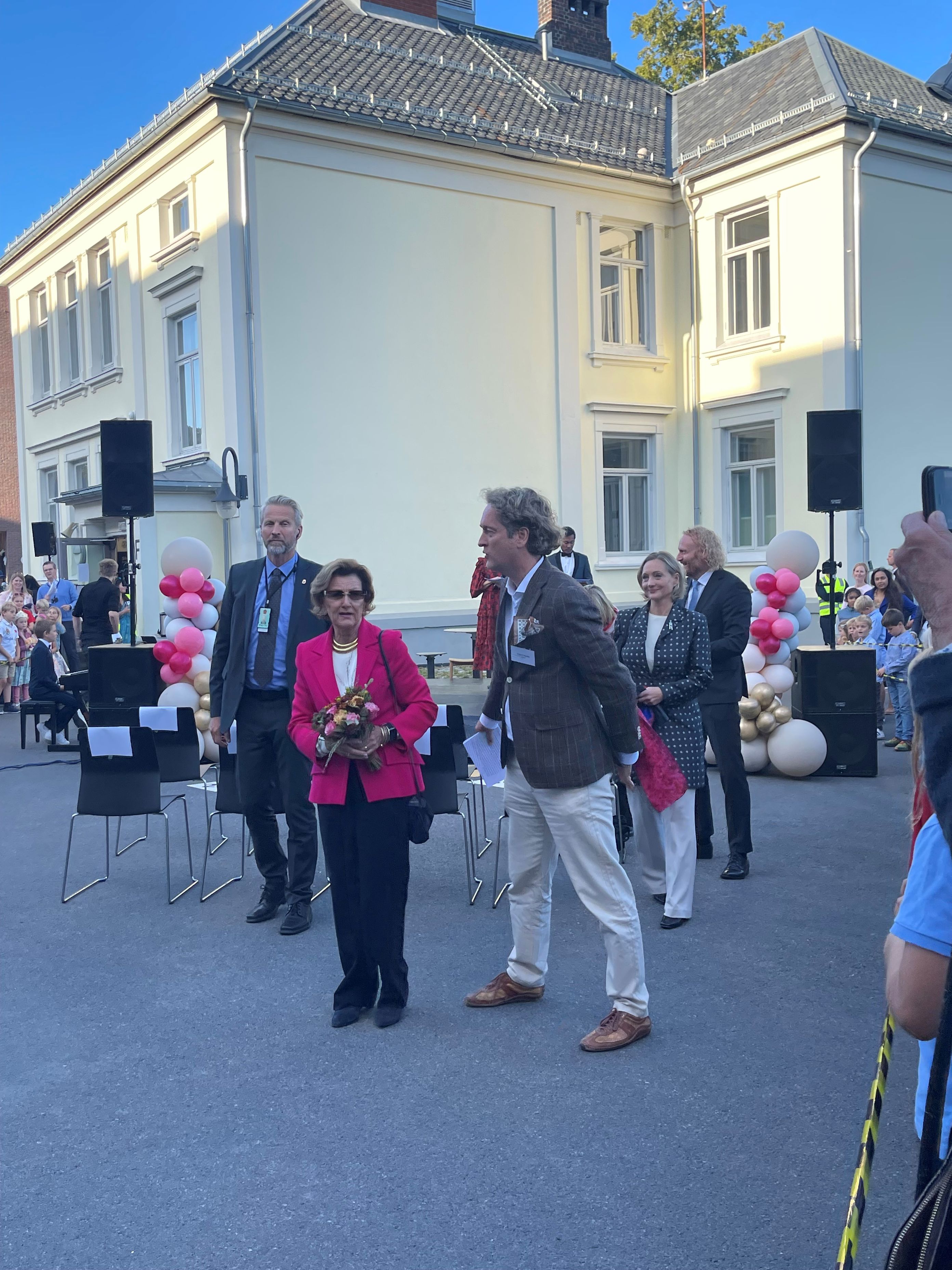 Foto: Rektor Vegard begynner omvisning av skolen Lars Rasmussen