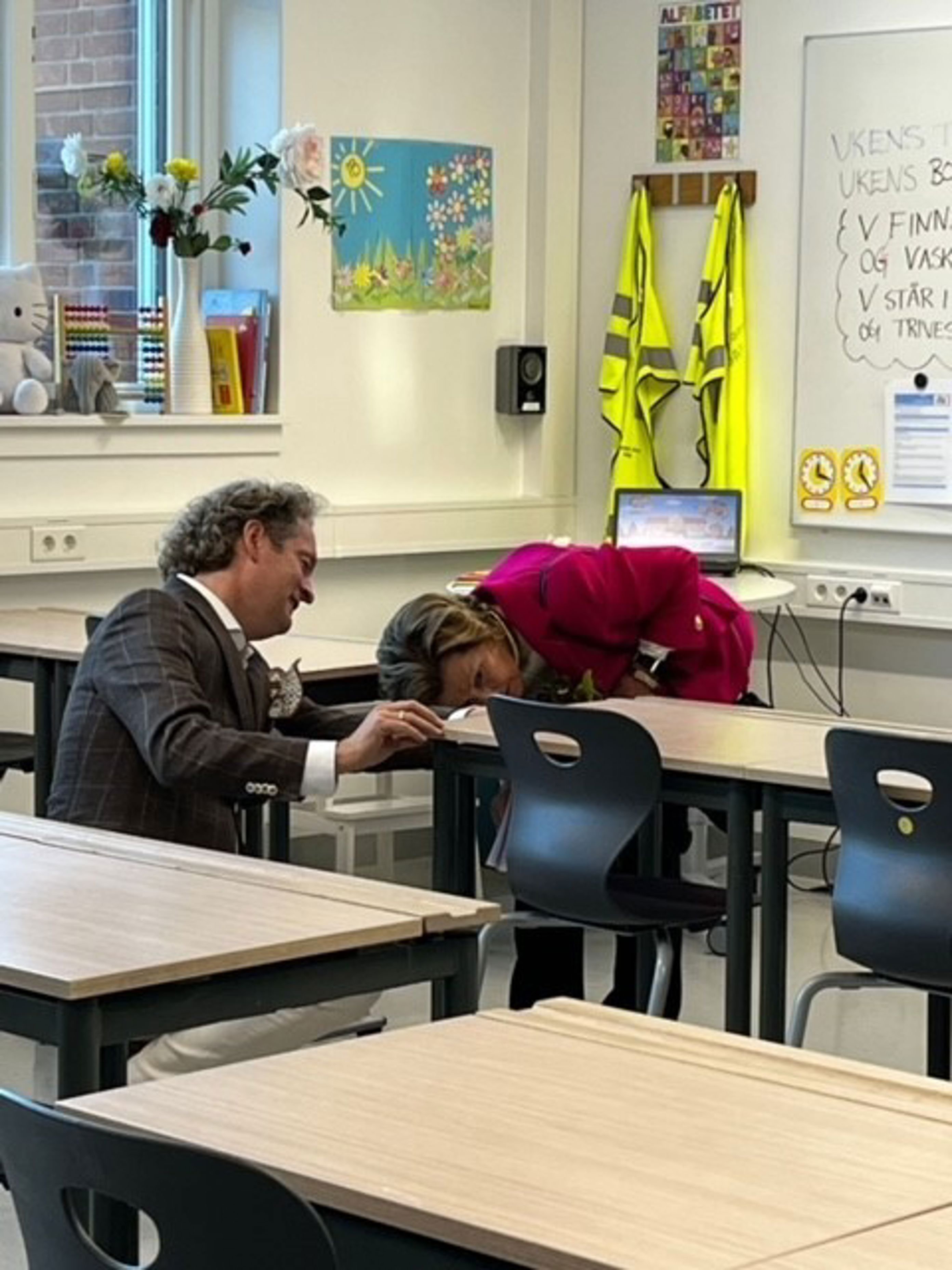 Foto: HM Dronningen viste stor interesse for de nye pultene inspirert av gammelt design (Foto:Osloskolen) Osloskolen