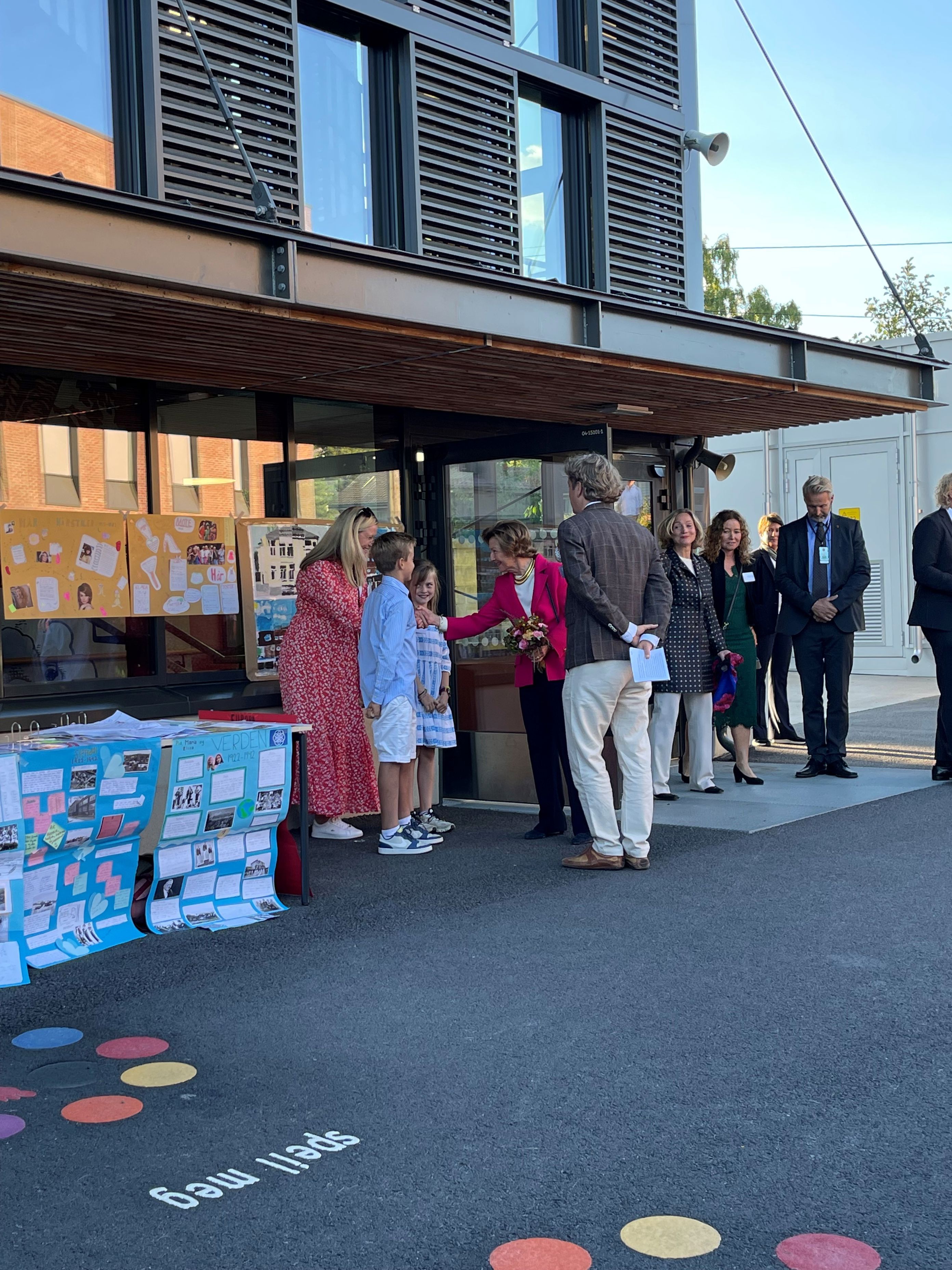 Foto: Elever viser elevarbeid Lars Rasmussen