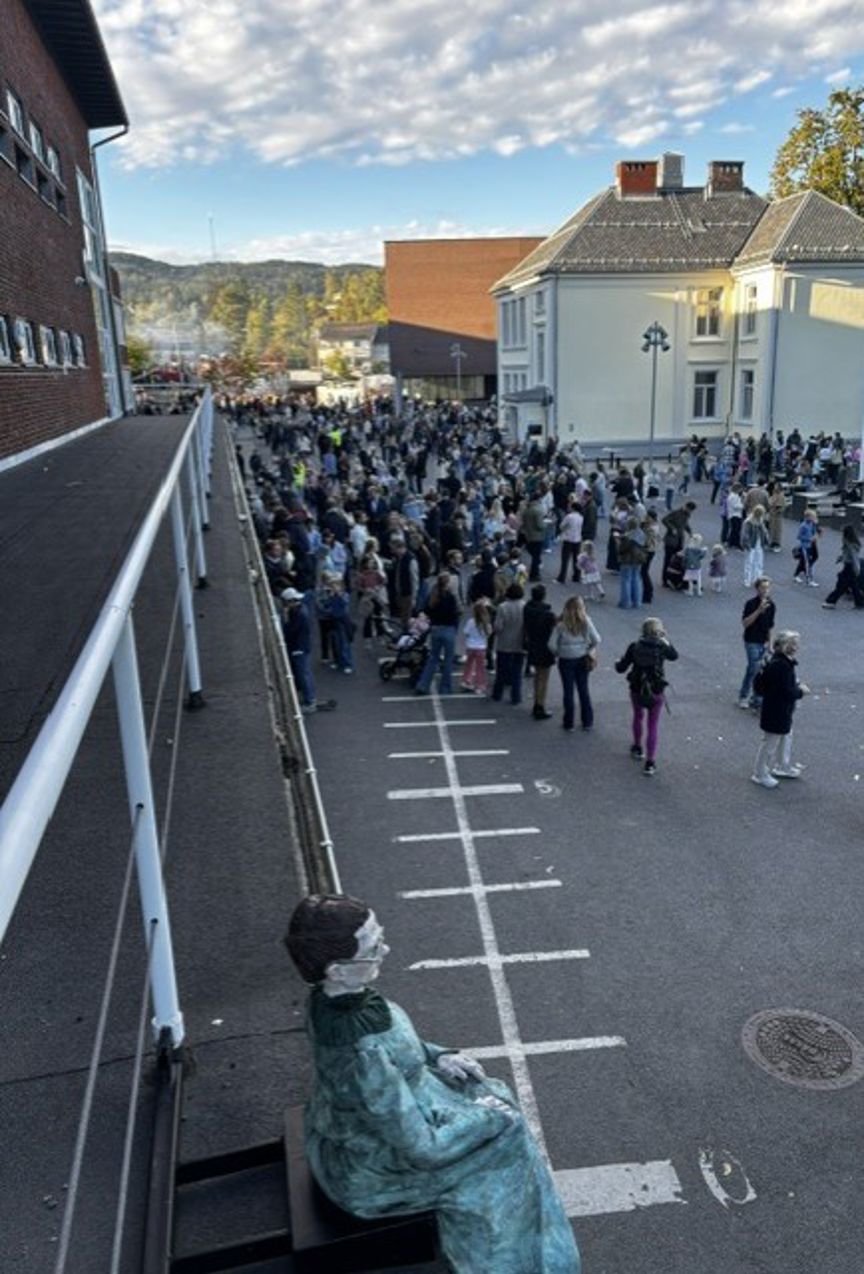 Foto: Slemdal skole en gruppe mennesker på en gate