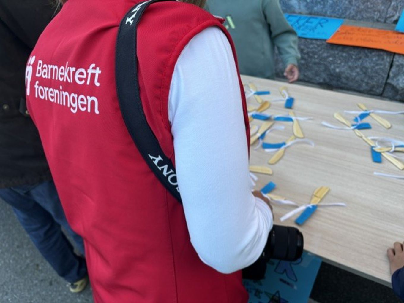 Foto: Slemdal skole en person som holder en drage